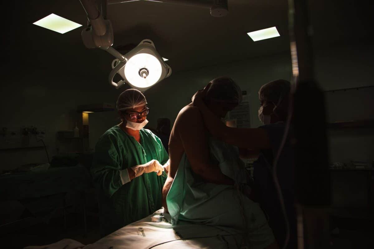 Surgical team performing percutaneous nephrolithotomy where a nephrostomy dilator set is used