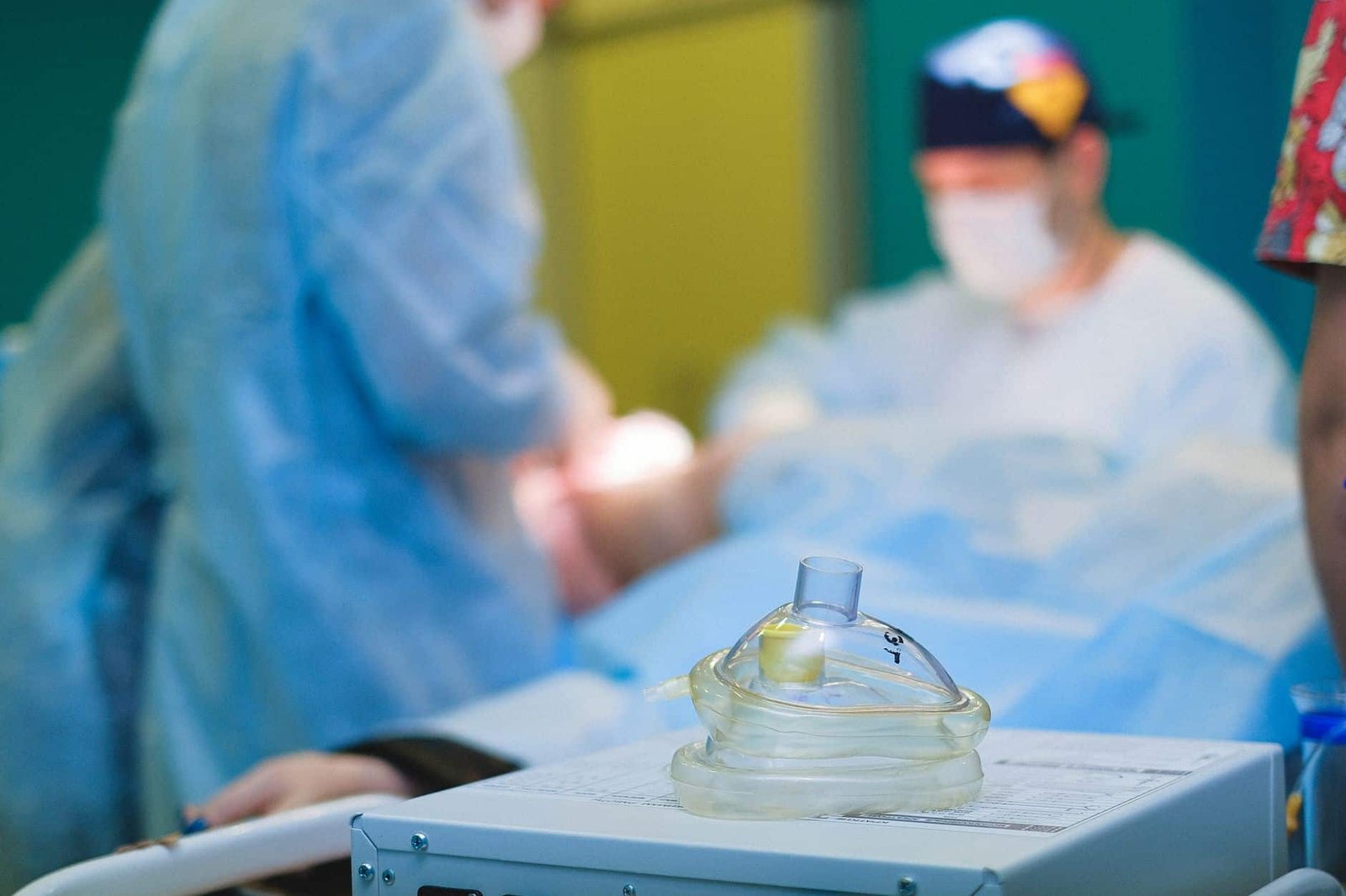 Surgical team performing percutaneous nephrolithotomy where a nephrostomy dilator set is used (2)